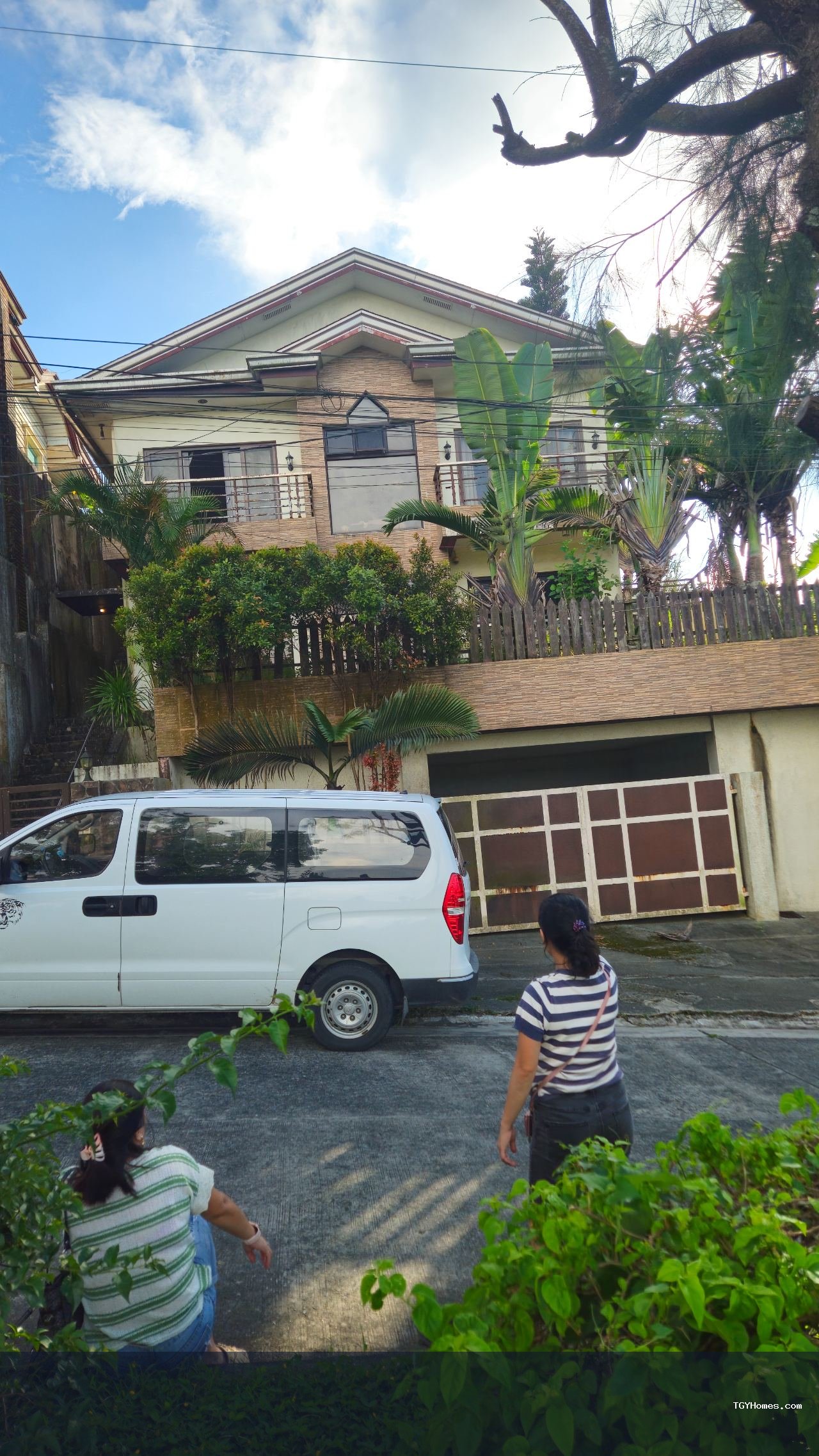 7 Br House in The Village