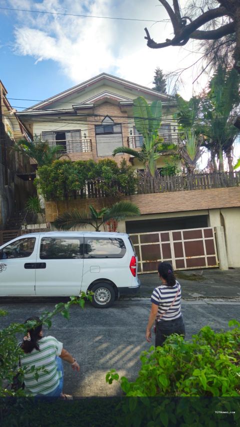 7 Br House in The Village